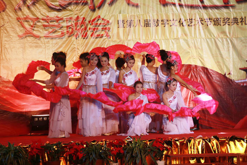 <b>四川新华举行2013“庆国庆·迎新生”文艺晚会</b>