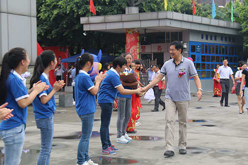 濮存昕走进新华校园，受到师生热烈欢迎