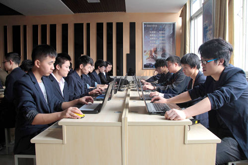 同学们正在做项目