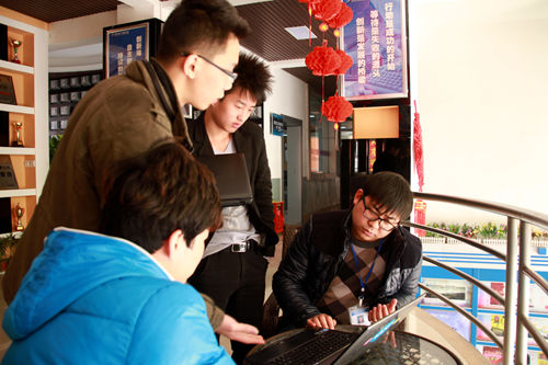 课后老师与学生共同探讨项目