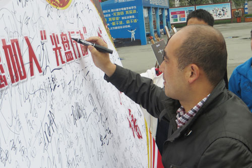 新华“光盘行动”迎接世界粮食日