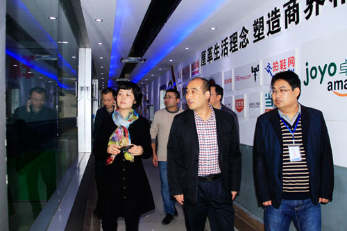 唐涛局长（左一）在实训室查看学生上课情况