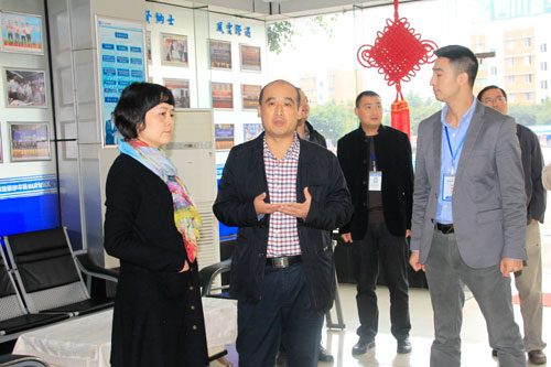 唐涛局长在创就业中心了解学生就业情况