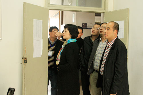 唐涛局长在教室查看学生上课情况