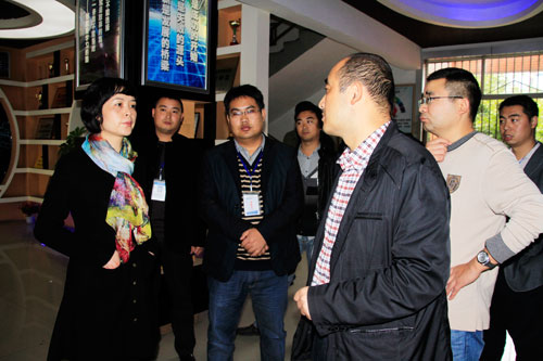 刘校长向唐涛局长介绍我校技能培训工作