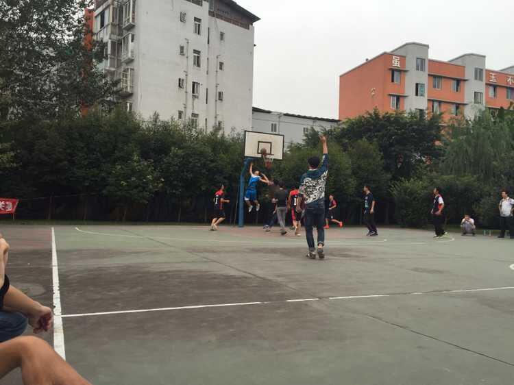 四川新华篮球联赛取得圆满成功