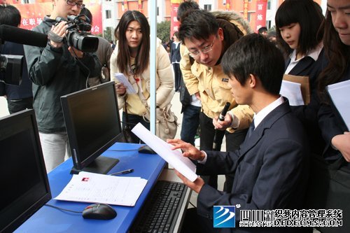 赢在职场 扬帆起航——记四川新华电脑学校春季IT人才招聘会