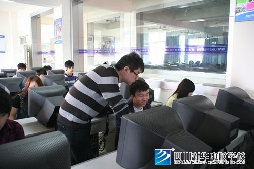 四川新华电脑学校“炫彩杯”平面设计大赛隆重举行