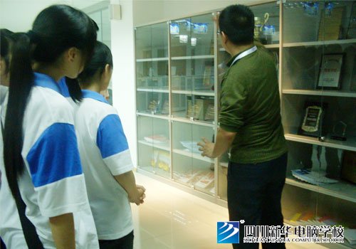 众里寻它千“百度”----四川新华学子走进名企