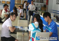 <b>招生现场热   报名进行中</b>