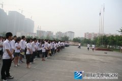 国旗在我心中--四川新华2011级夏季新生入学升旗仪式隆重举行