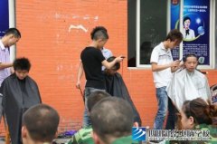 大学军训，从“头”做起--四川新华军训新生集中理发