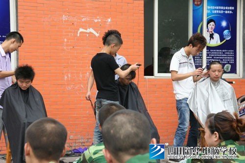 大学军训,从“头”做起--四川新华军训新生集中理发