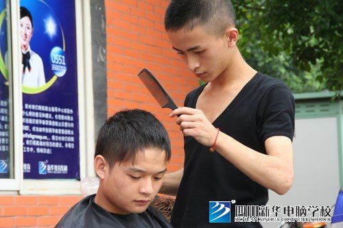 大学军训,从“头”做起--四川新华军训新生集中理发