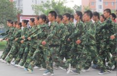 军训，为我们成长给力-四川新华秋季新生第二批军训汇演