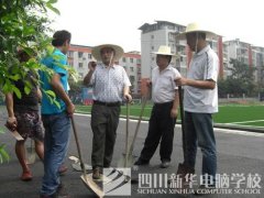 校领导冒着高温酷暑检查塑胶球场施工现场