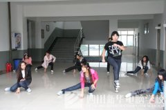 我校“庆国庆·迎新生”晚会进入紧张筹备之中