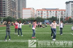 我校“庆国庆·迎新生”晚会彩排有序进行