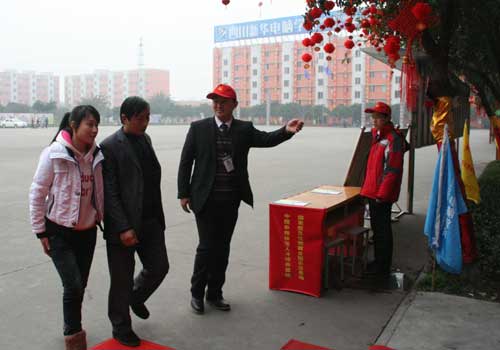 红动新华校园,温暖新生心田---小红帽阳光导学小组