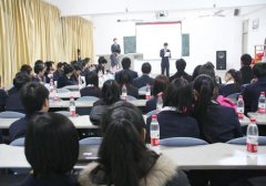 “我们是相亲相爱一家人”--记四川新华11艺术7班主题班会