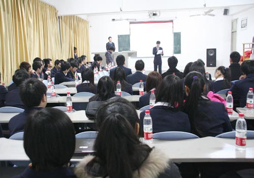 “我们是相亲相爱一家人”--记四川新华11艺术7班主题班会