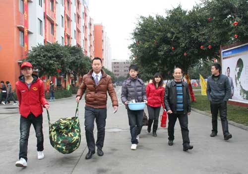 小红帽坚守岗位，新华学子情暖倒春寒