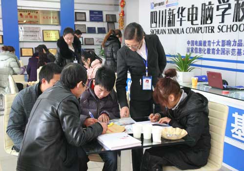 小红帽坚守岗位，新华学子情暖倒春寒