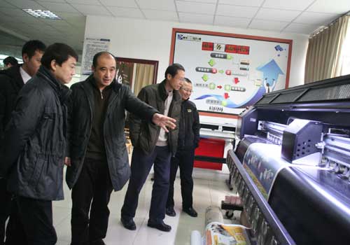  电子科技大学领导参观我校平面项目实训室