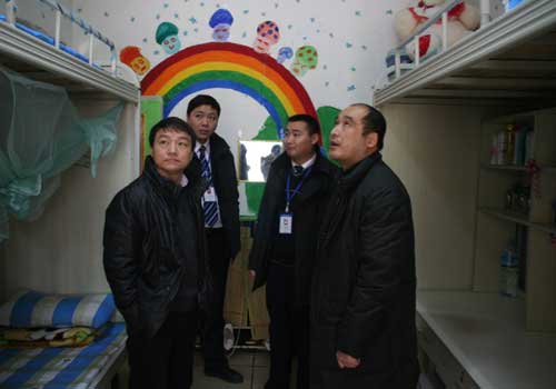 参观学生宿舍