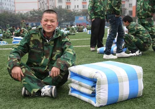 叠军被，我“型”！—四川新华新生军训系列报道之三
