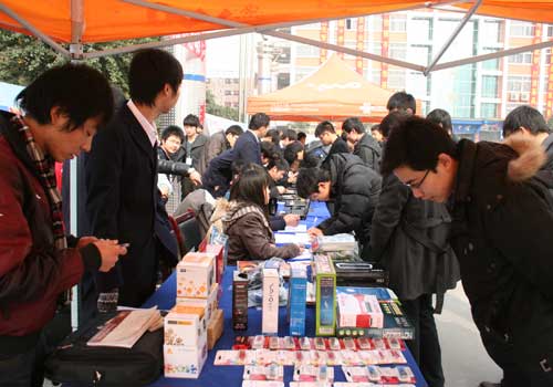 四川新华电脑学校开展大型计算机义务维修活动