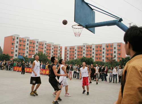 四川新华与成都新东方开展篮球联谊赛