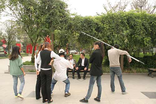 四川新华师生参加社会公益活动