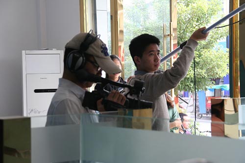 四川新华师生参加社会公益活动