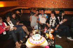 彰显人文关怀 四川新华为11名员工集体过生日