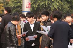 双选会现场，“职来职往”火热上演