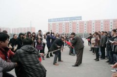 冬天里的温暖——四川新华举办教职工拔河比赛