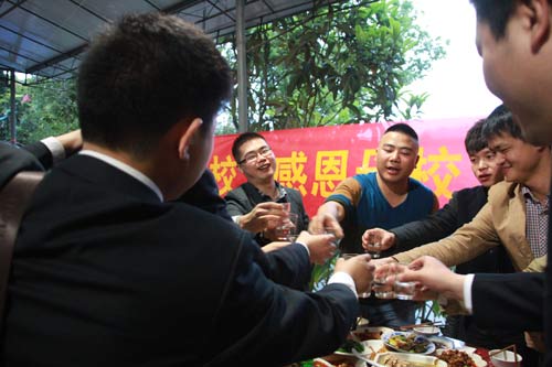 回忆不屈岁月，为未来干杯