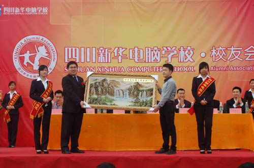 遍布全国的新华校友会，帮助新华人成就事业