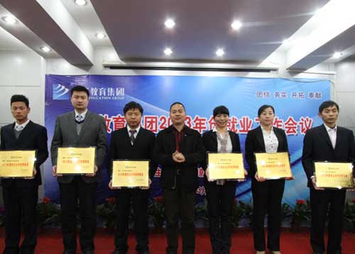 集团烹饪事业部许绍兵部长为获奖院校颁奖