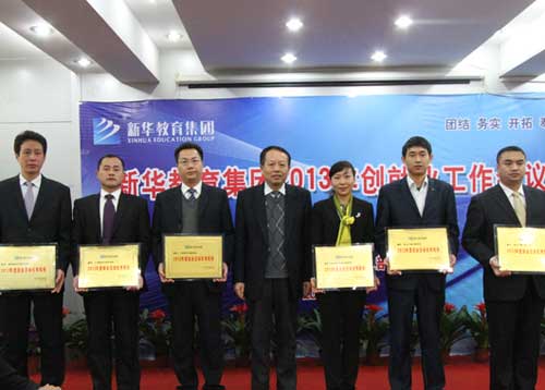 集团汽修事业部何扬副部长为获奖院校颁奖