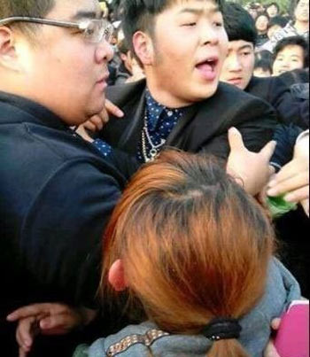 杜海涛河南拍《大叔不太囧》遭辱骂挑衅，与群众起冲突