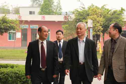 毕会长一行领导参观我校校园