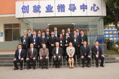 毕会长一行领导在我校合影留念