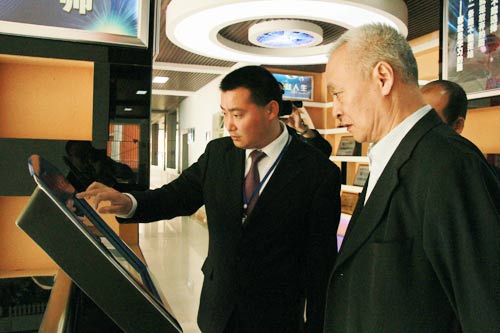 毕会长参观我校学生作品成果