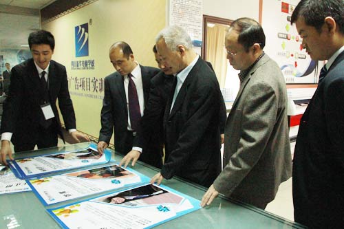 毕会长一行领导参观我校实训室