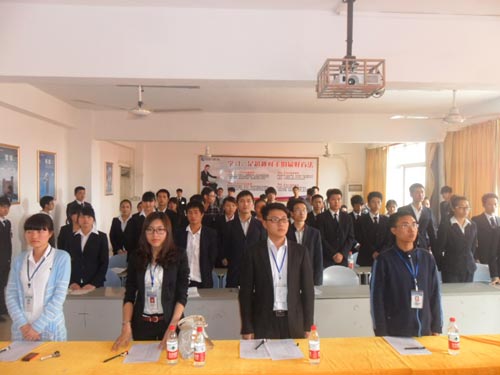 全场起立,主持人介绍评委和参赛选手