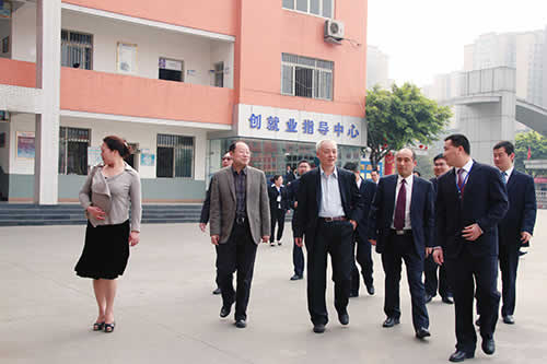 我校王助理向毕会长介绍学校情况