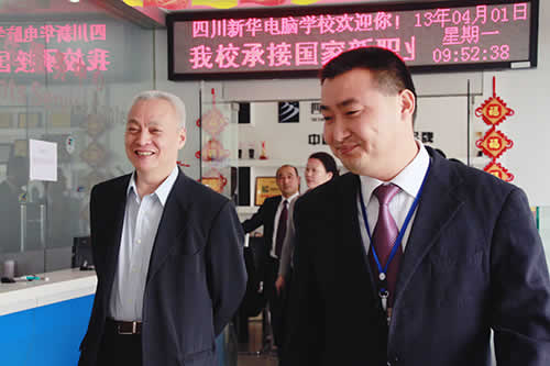 毕会长参观我校报名咨询中心