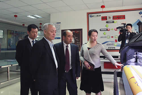 毕会长参观我校平面实训室